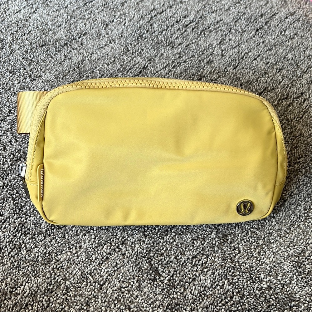 Lululemon everywhere belt bag